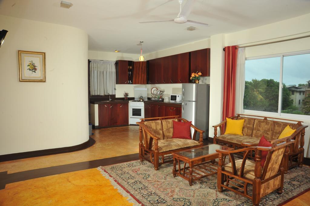 Отель Prestige Court Residencies Дехивала-Маунт-Лавиния Экстерьер фото